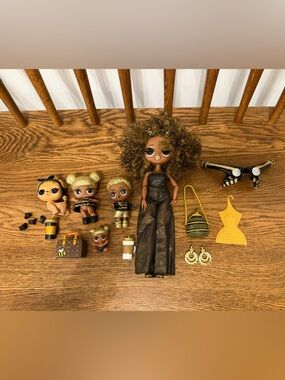LOL Surprise OMG Royal Bee Family Set - 5 Doll Bundle & Accessories